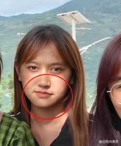 面相学拍照有点嘴歪怎么回事_脸不对称很正常？习惯和拍照影响大！