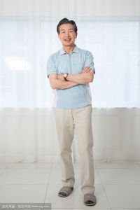 中老年男士拍照怎么摆姿势_中老年男士拍照姿势，显稳重气质