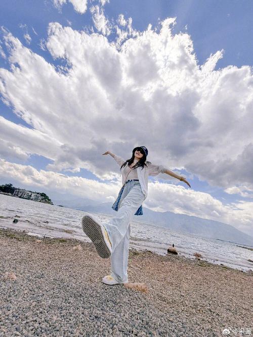 旅游拍照的姿势 女性_旅游拍照小姿势，轻松拍出好看自然照