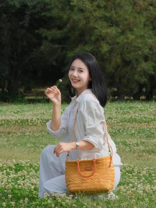 中年女人拍照姿势怎么摆_优雅自然显气质