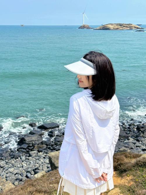 50岁至60岁海边最佳拍照姿势_优雅自然姿势与穿搭