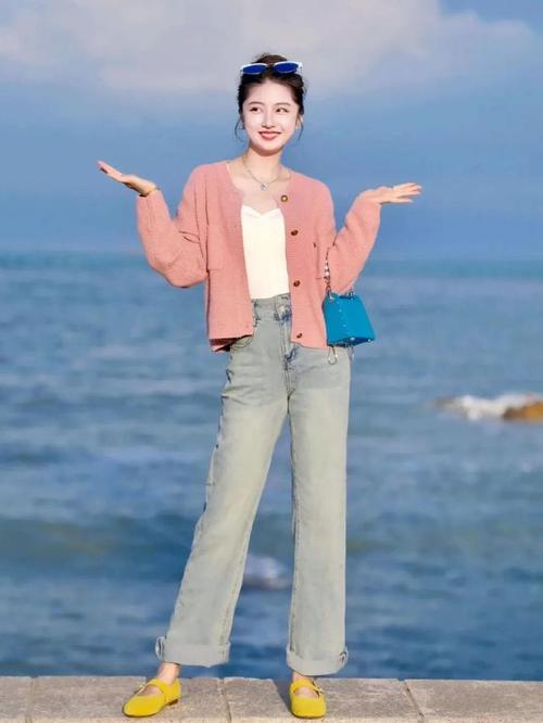 怎么拍照片才好看_抬手挡光歪头背影，动作自然就好