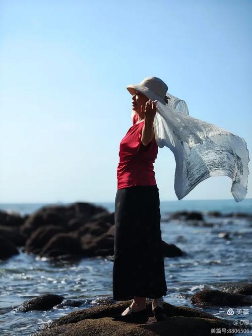 50岁至60岁海边最佳拍照姿势_优雅自然姿势与穿搭