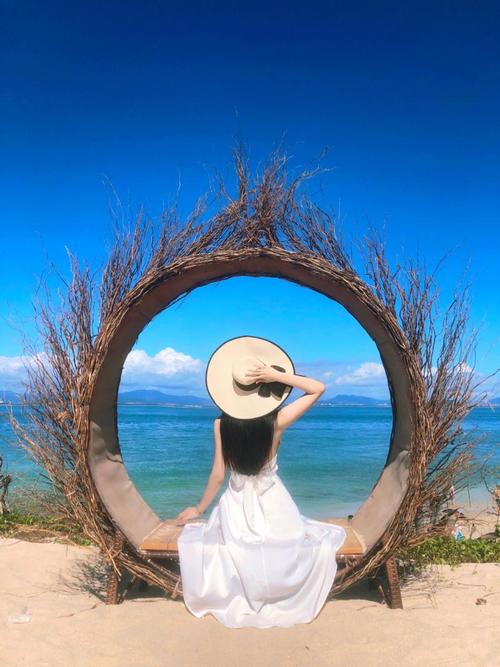 海边拍照技巧怎么摆姿势_海边拍照新姿势，告别剪刀手，拍出故事感！