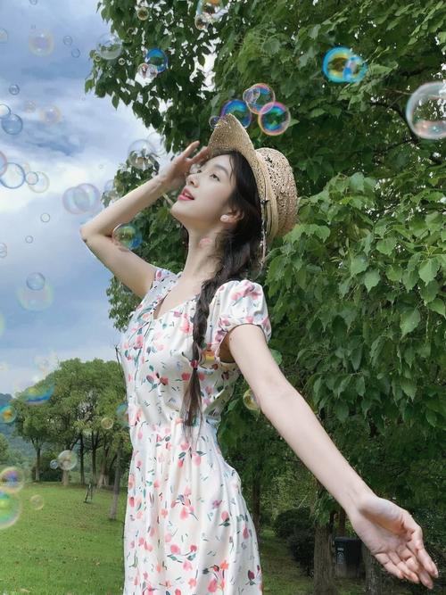 拍照pose姿势大全_花海托腮握花，春日恬静浪漫