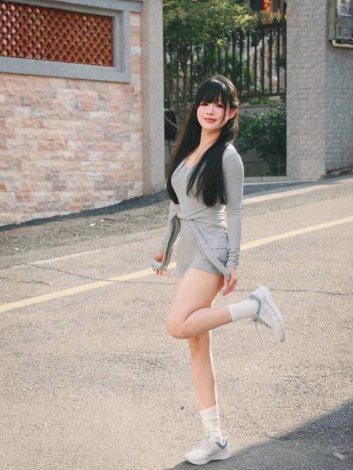 运动拍照姿势_运动女孩，自然最美