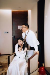 摄影师如何引导新娘的拍照姿势_东北摄影师搞笑帮新娘拍照，效果超赞！