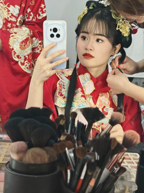 怎么秀摄影师拍照花絮照片_引导动作，捕捉真情，巧用光线构图