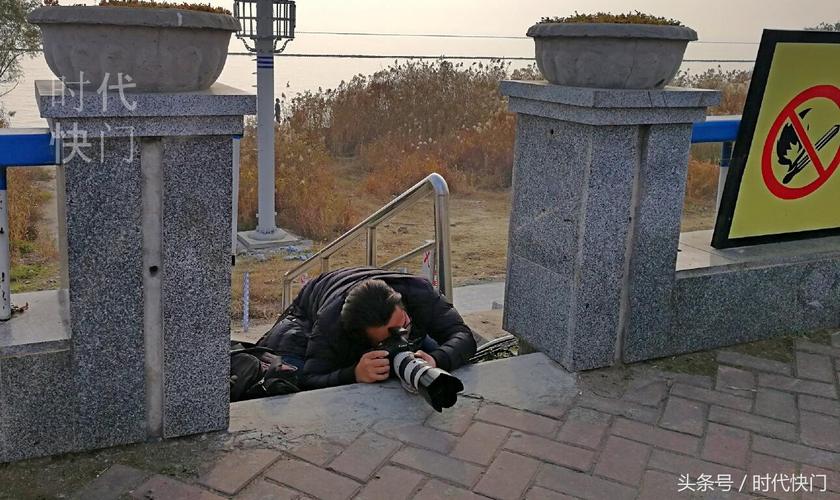 摄影师趴在地上拍照姿势_摄影师趴地拍，新视角出大片