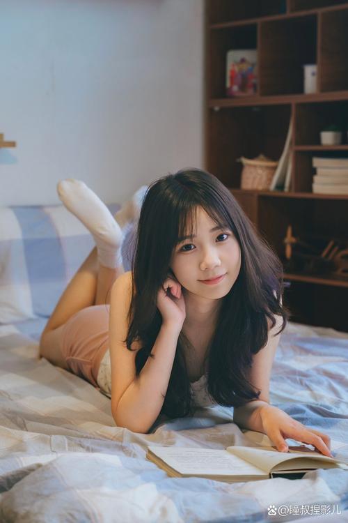 趴床上拍照姿势图片不露脸_不露脸也很有故事感