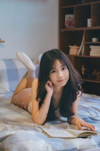 趴床上拍照姿势图片不露脸_不露脸也很有故事感