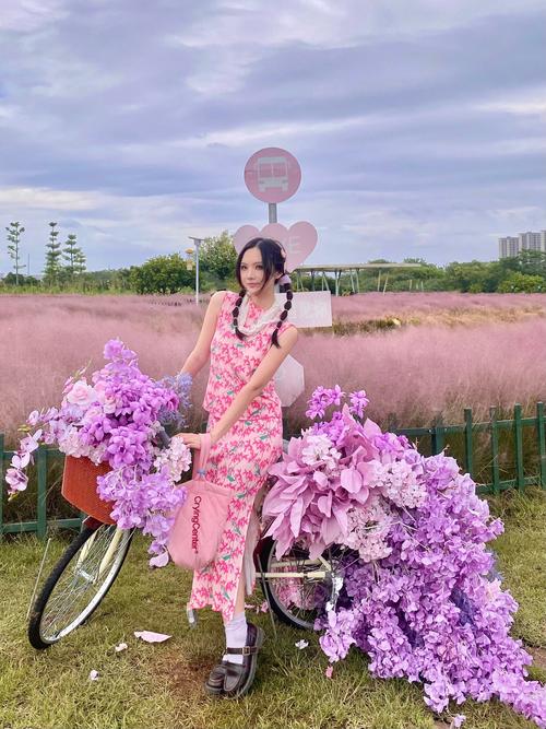 粉戴拍照搭什么衣服_拍照穿浅色衣，配粉黛更梦幻，日出日落光线好，三分法构图，气球乐器道具有趣