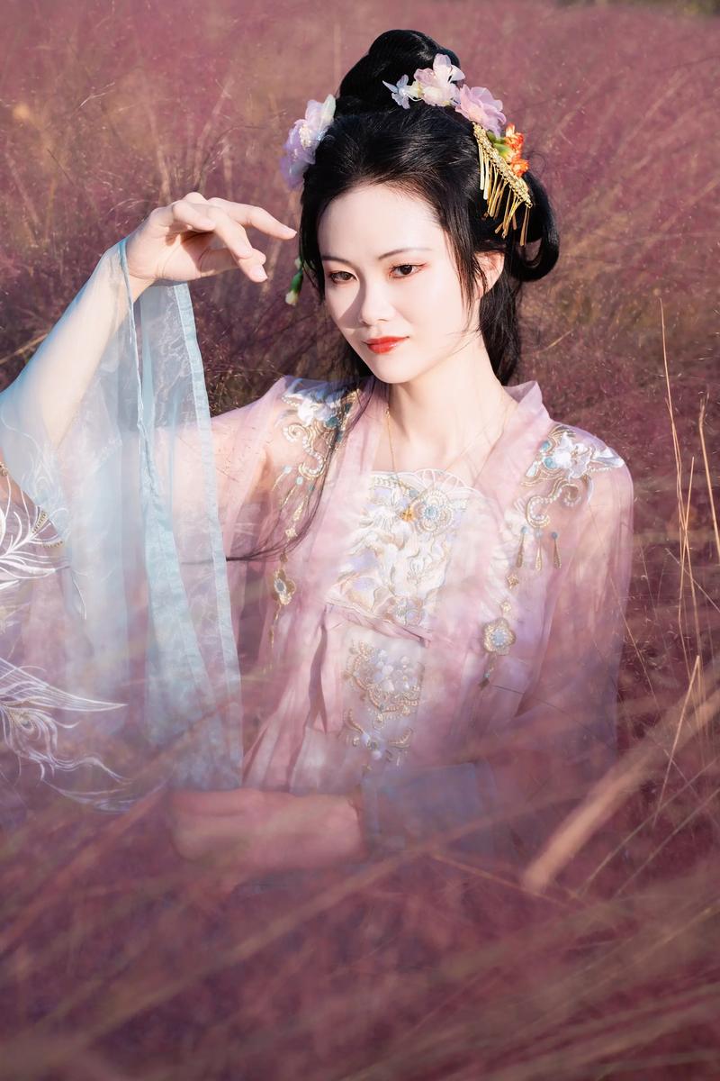 粉戴拍照搭什么衣服_拍照穿浅色衣，配粉黛更梦幻，日出日落光线好，三分法构图，气球乐器道具有趣