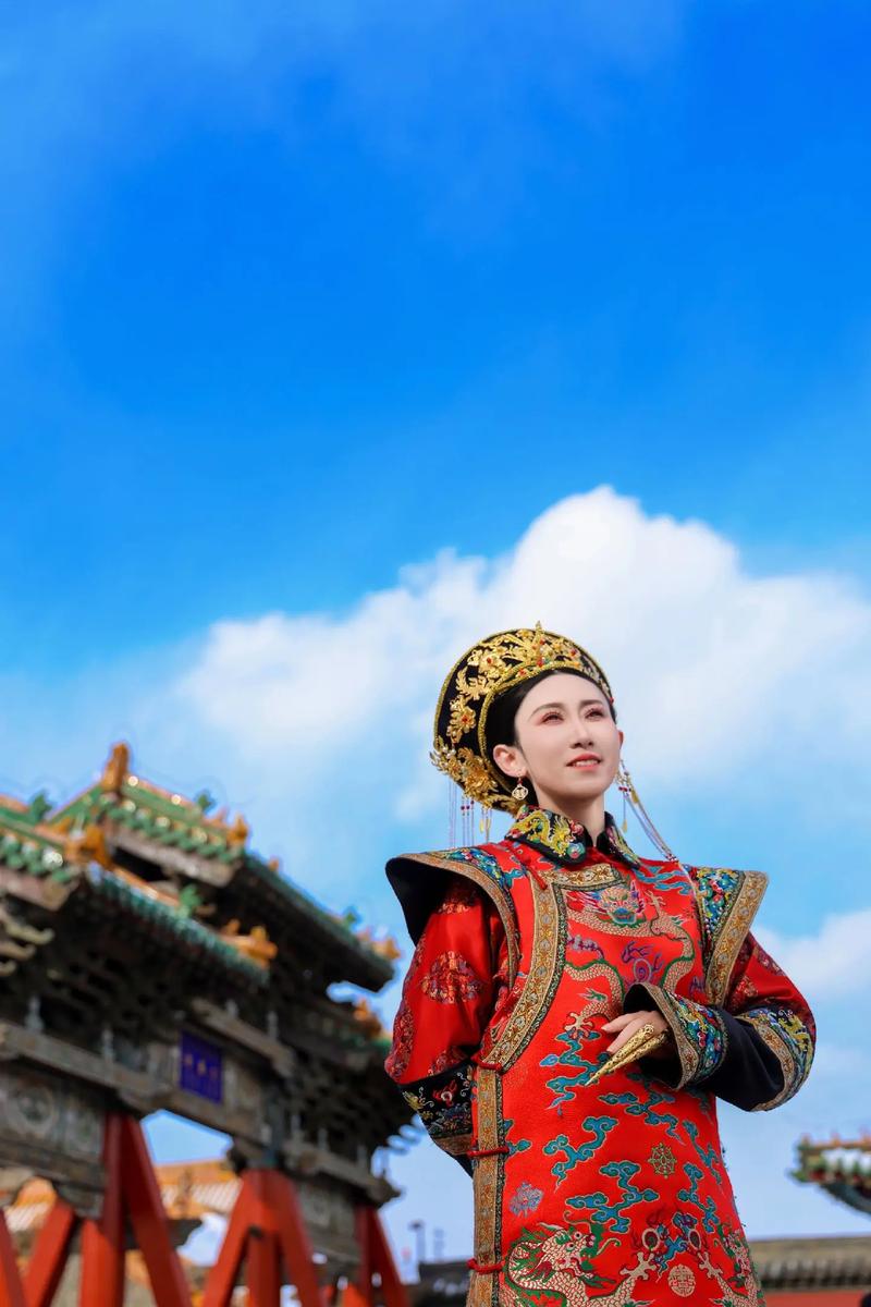 沈阳故宫红墙美女拍照_沈阳故宫晨景秋色，红墙琉璃瓦光影迷人，古风摄影圣地