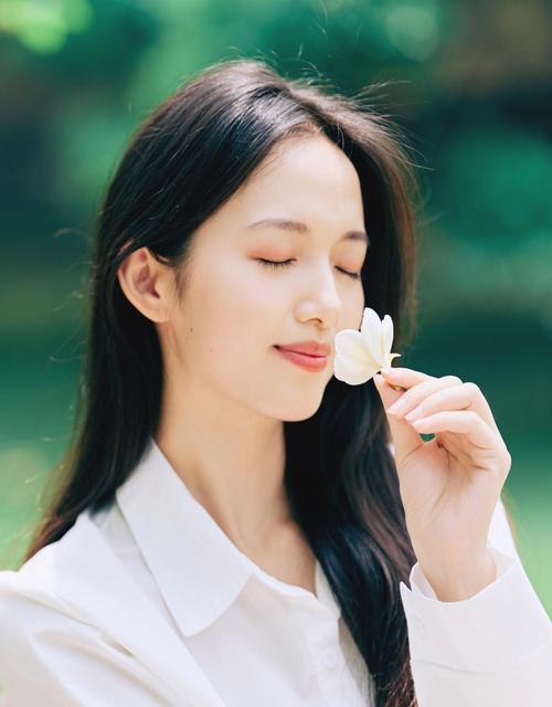 摄影入门如何拍摄人像_捕捉柔光光影，定格真实个性瞬间