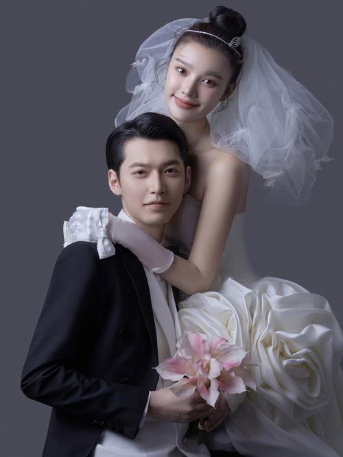 白纱室内婚纱照_避免空旷！拱廊雕花塑层次，重工刺绣显质感，温柔回眸拍高级极简婚纱照