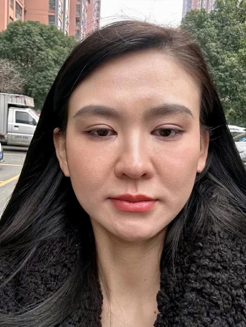 照片是美颜的但人是真实的_适度美化，别失真自我