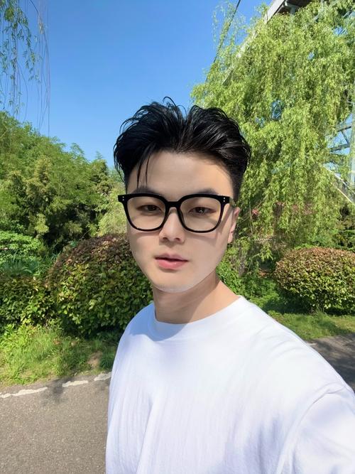 24岁美颜男生照片_美颜是把双刃剑，展现美好也可能掩盖真实