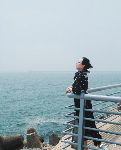 老年人在海边拍照姿势_海边拍老人照，穿浅色衣，抓自然景