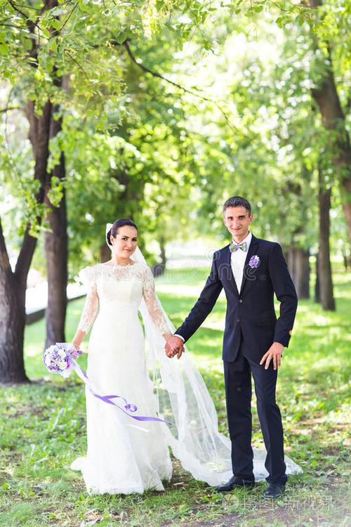 结婚当天拍照的姿势大全_结婚当天多姿势婚纱照，记录幸福瞬间
