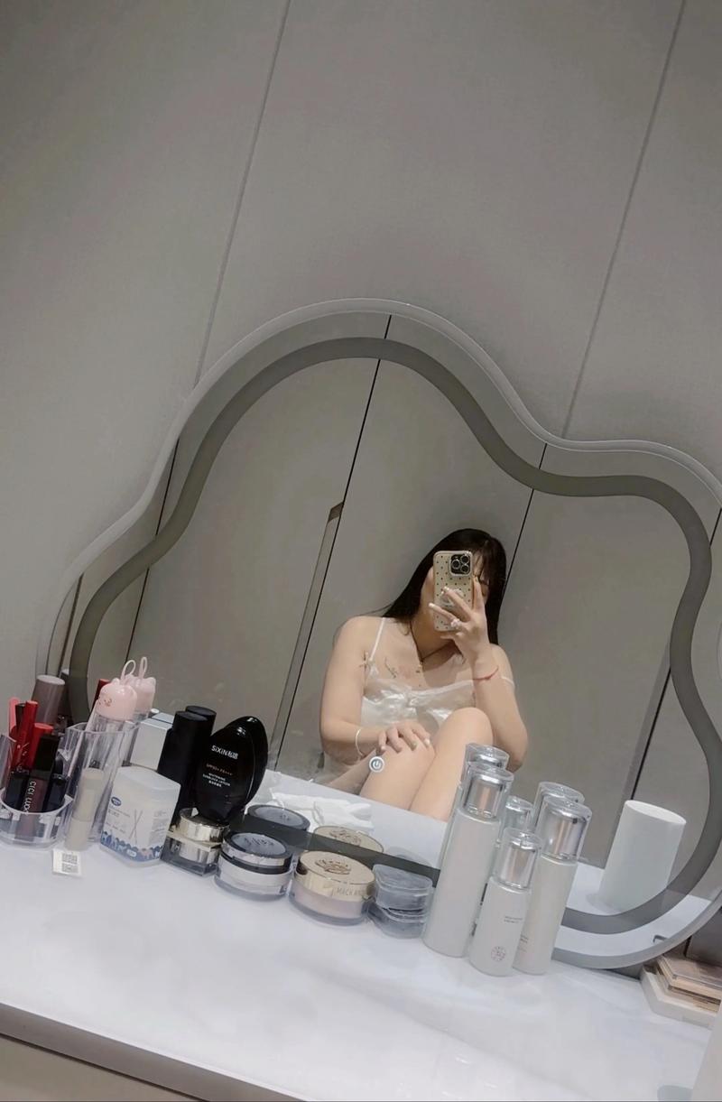 对镜子拍照怎么拍好看_姿势光线背景角度全攻略