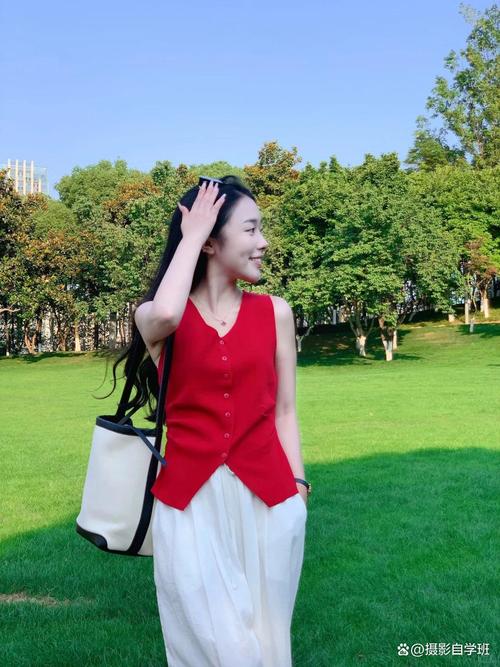 怎么给衣服拍照好看_背景呼应手势眼神动态姿势与构图视角