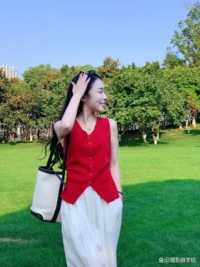 怎么给衣服拍照好看_背景呼应手势眼神动态姿势与构图视角