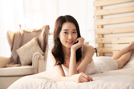 趴床上的拍照姿势_浅色睡衣配自然光，慵懒侧卧拍出卧室美照