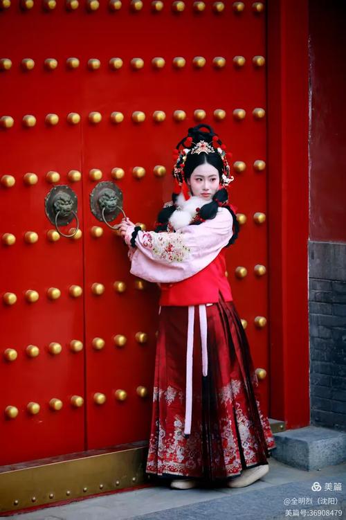 沈阳故宫红墙美女拍照_沈阳故宫晨景秋色，红墙琉璃瓦光影迷人，古风摄影圣地