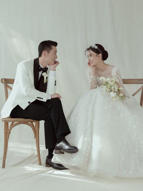婚纱照全部在室内拍的_人造光影打造戏剧感室内婚纱照