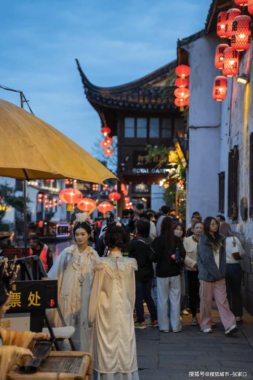 苏杭拍照穿什么风格衣服_杭州素雅穿搭，拍出高级感大片