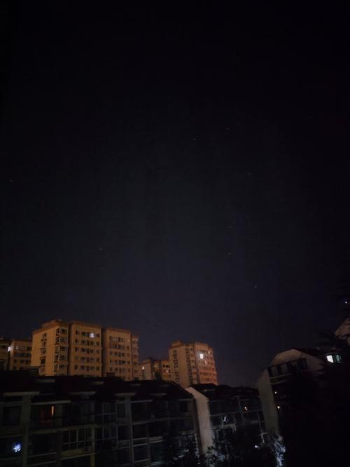夜间怎么拍照清晰_稳准避光调参数
