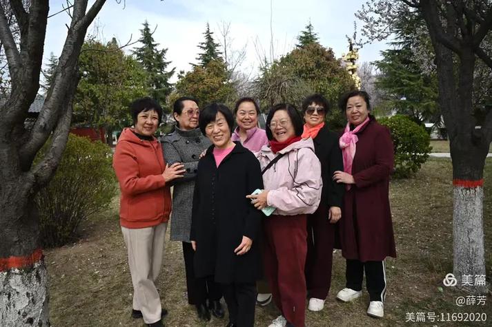和同学一起怎么拍照好看_同学合影姿势表情互动背景心态很重要