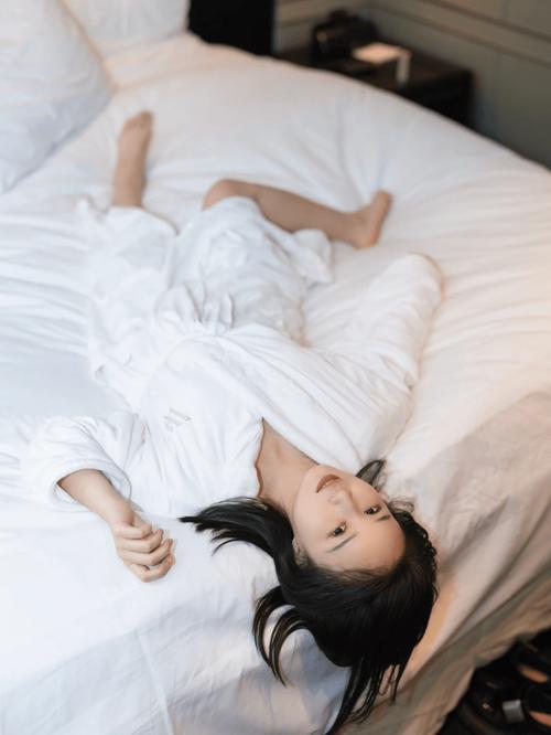 情侣床上怎么拍照好看_卧室情侣摄影，抓情感互动，小雨伞点缀浪漫，甜蜜瞬间