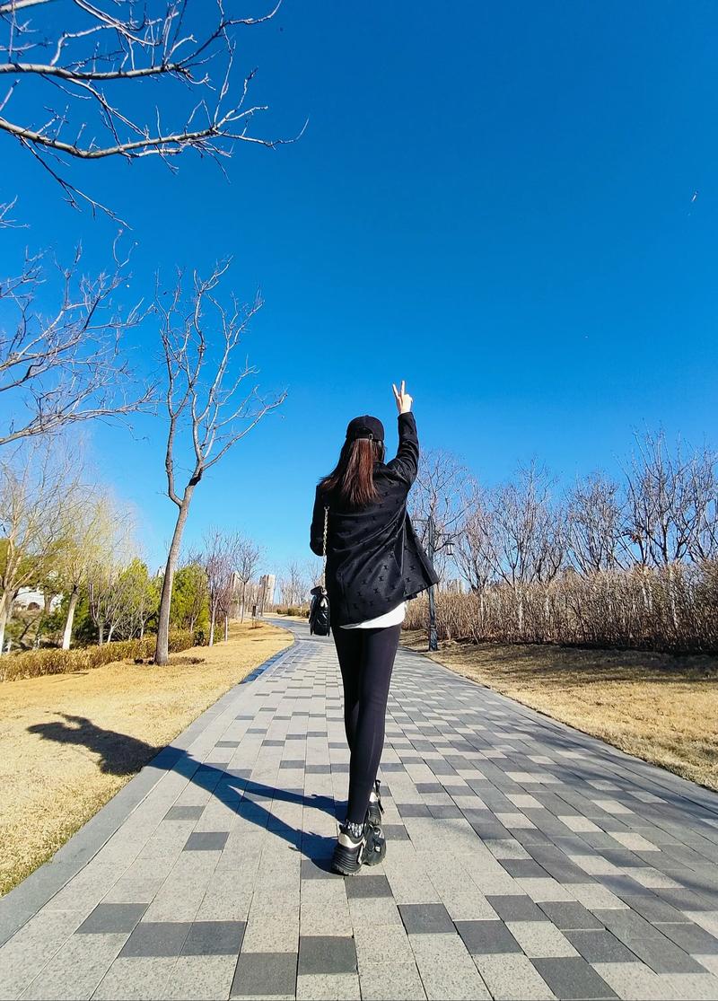 对着天空比什么手势拍照好看_浪漫手势拍照，情侣闺蜜甜蜜瞬间 (23字)