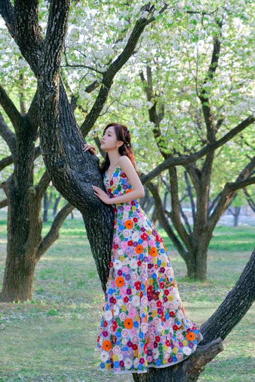 百合花拍照穿什么衣服好看呢_穿浅色衣配花显清新，深色衣配花显高级，拍照互动增趣味