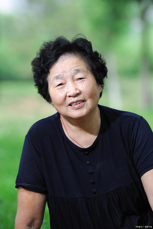 60岁女人拍照姿势_优雅自然，气质加分