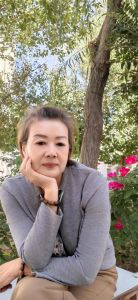 自拍照如何拍好看_自然姿势撩发回眸，捕捉放松美瞬间