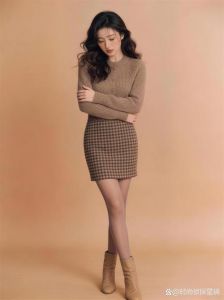 女士纯色背景拍照姿势_纯色背景拍出高级感，简约穿搭细节动人！