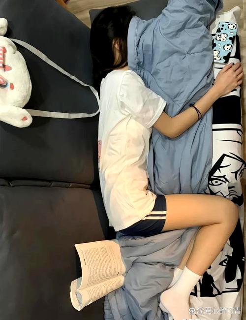躺床上擦边拍照姿势不露脸睡觉_床照技巧分享