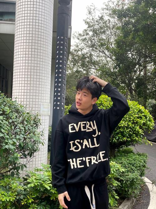 男生图片真人半身照无美颜_谢霆锋素颜生图引热议，46岁真实状态挑战精修美颜
