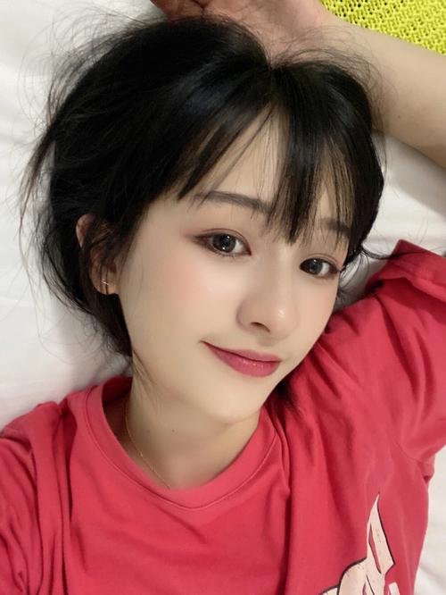 自拍照如何拍好看_自然姿势撩发回眸，捕捉放松美瞬间