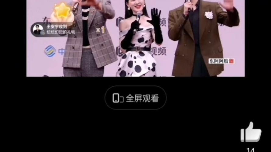 拍照比8手势的照片_流行手势从剪刀手到比八，拜年九大吉祥手势学起来！