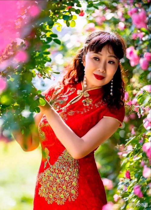 大妈拍照姿势_大妈拍照别老摆五角星，自然点才显优雅！