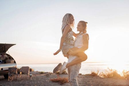 摄影师抱着人家老婆拍照_创意互动让婚纱照更真实有趣