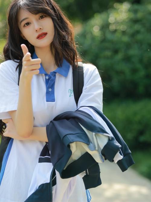 17岁女生拍照帅的pose_自然好看拍照技巧