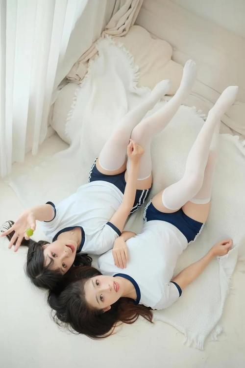 女生双人拍照小众姿势_姐妹拍照趣味姿势，默契又亲密！