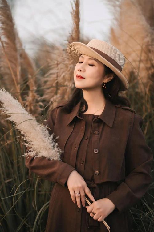 60岁女人拍照姿势_优雅自然，气质加分