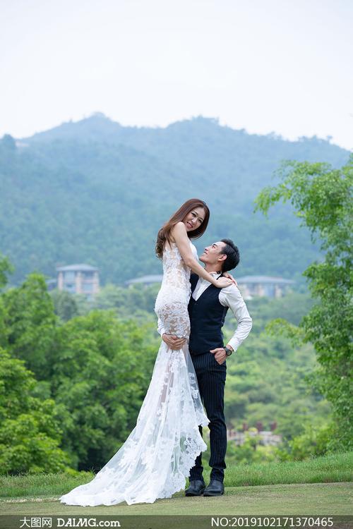 摄影师抱着人家老婆拍照_创意互动让婚纱照更真实有趣