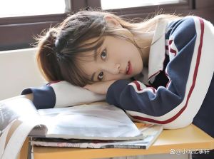 女朋友趴在桌子上怎么拍照_姿势光线，捕捉女友最美瞬间